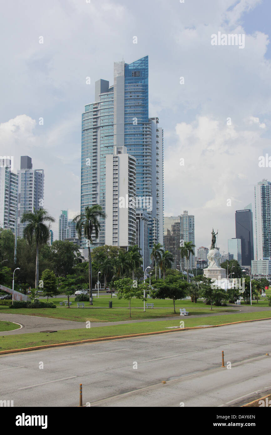 Skyline della Città di Panama, Panama. Grattacieli moderni alla cinta Costera-Balboa Avenue e di prezzo elevato patrimonio immobiliare appartamenti. Foto Stock