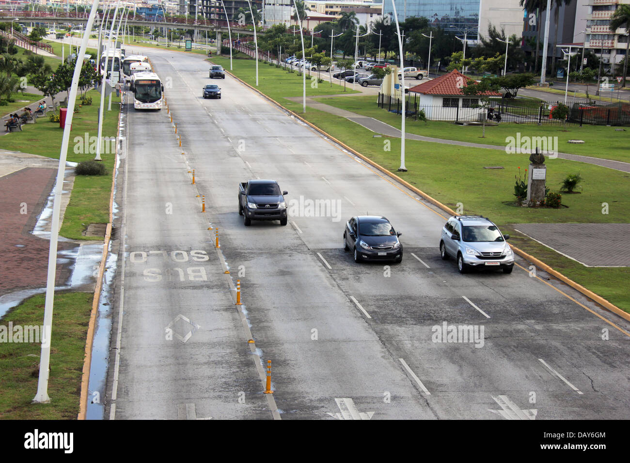 Area della Cinta Costera o Balboa Avenue di Panama City, Panama, che mostra un po' di luce sul traffico e visto da sopra. Foto Stock