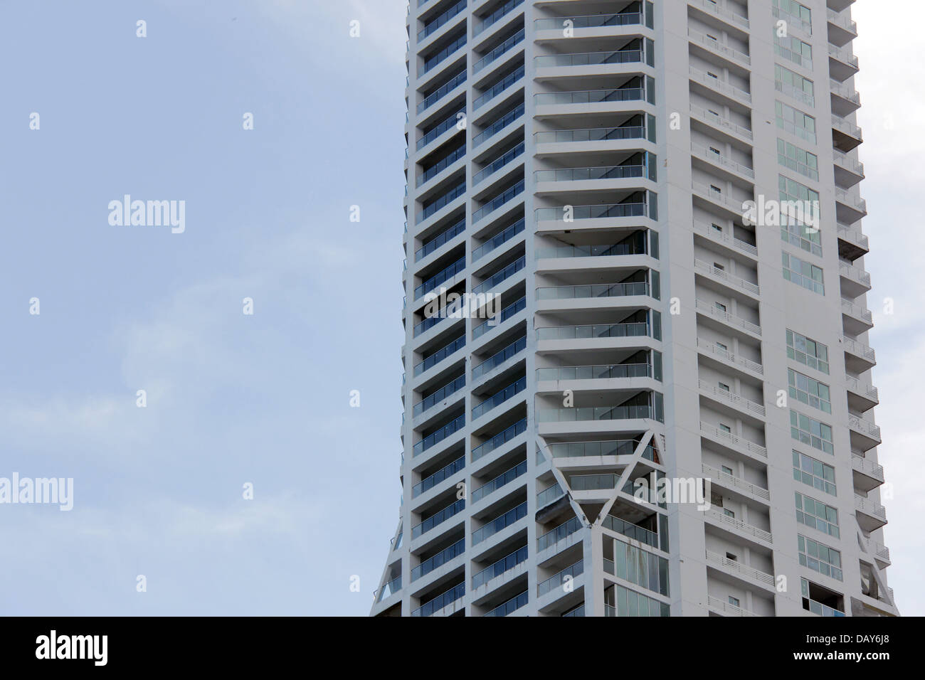 Vista dettagliata dei modelli per la progettazione della facciata di un moderno edificio di appartamenti grattacielo a Panama City. Foto Stock