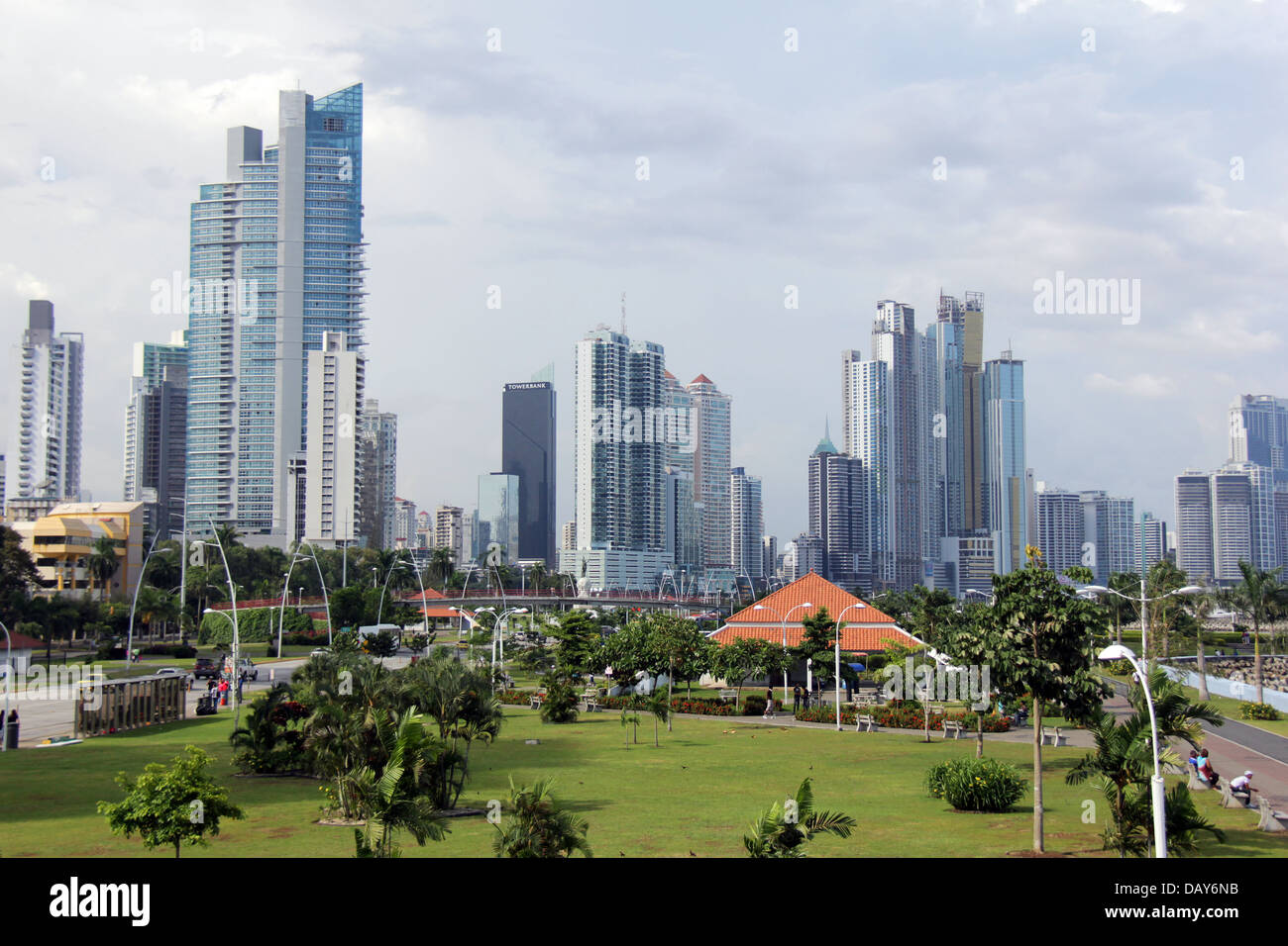 Skyline della Città di Panama, Panama. Grattacieli moderni alla cinta Costera-Balboa Avenue e di prezzo elevato patrimonio immobiliare appartamenti. Foto Stock