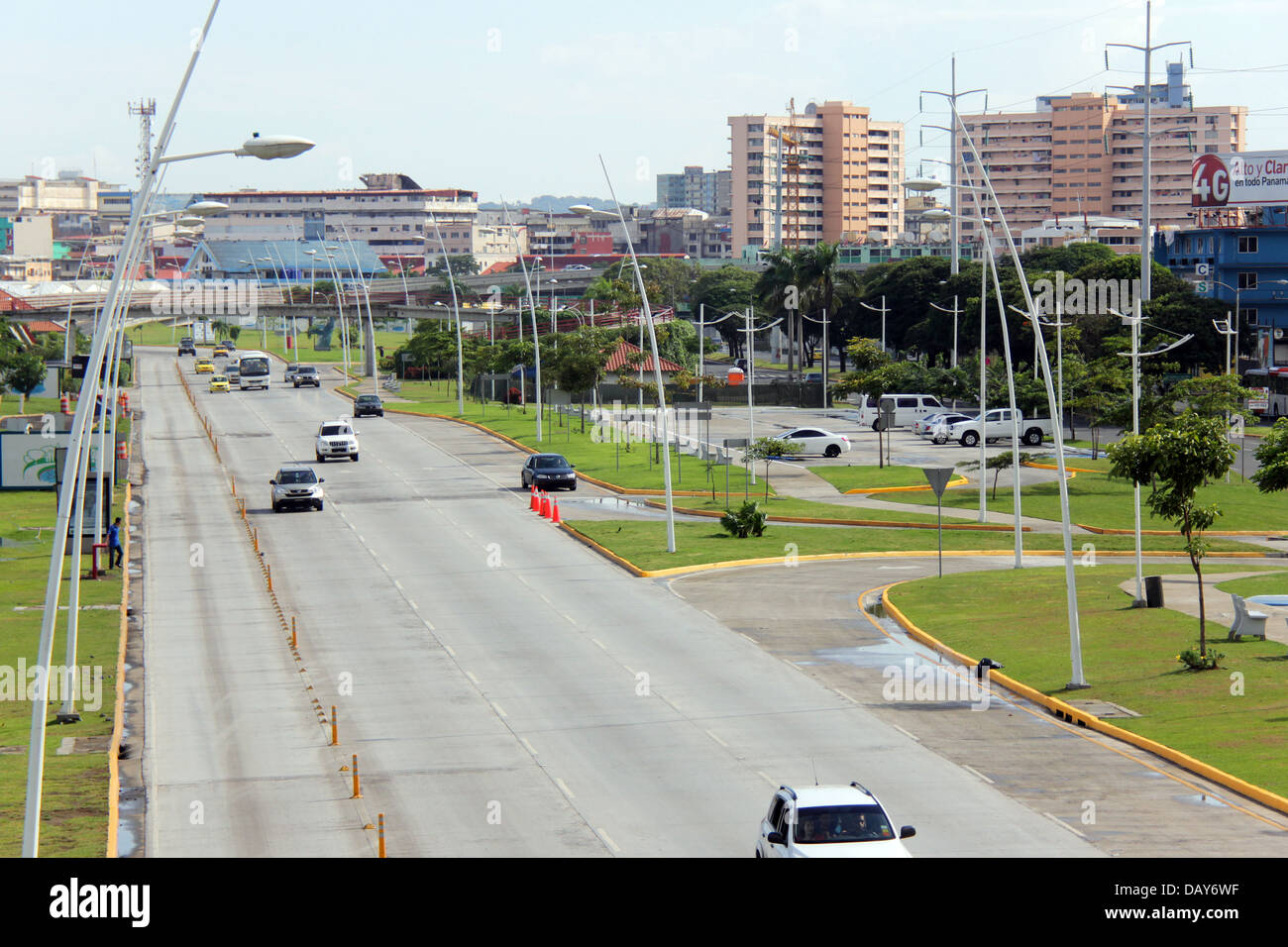 Area della Cinta Costera o Balboa Avenue di Panama City, Panama, che mostra un po' di luce sul traffico e visto da sopra. Foto Stock