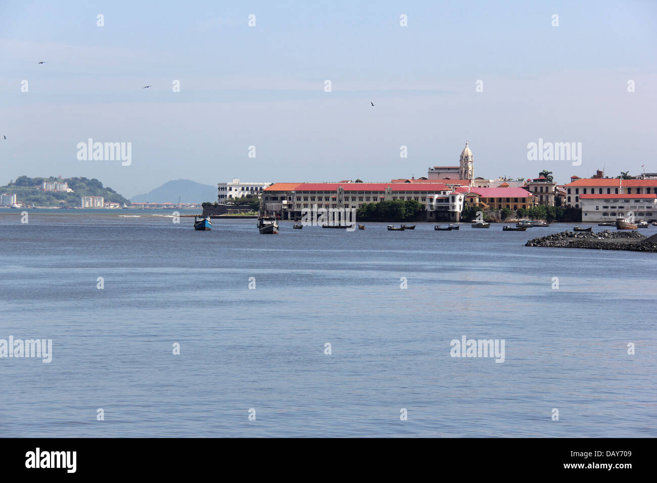 Vista della Città di Panama vecchio quartiere o Casco Viejo Antiguo, visto dalla cinta Costera attraverso il porto. Foto Stock
