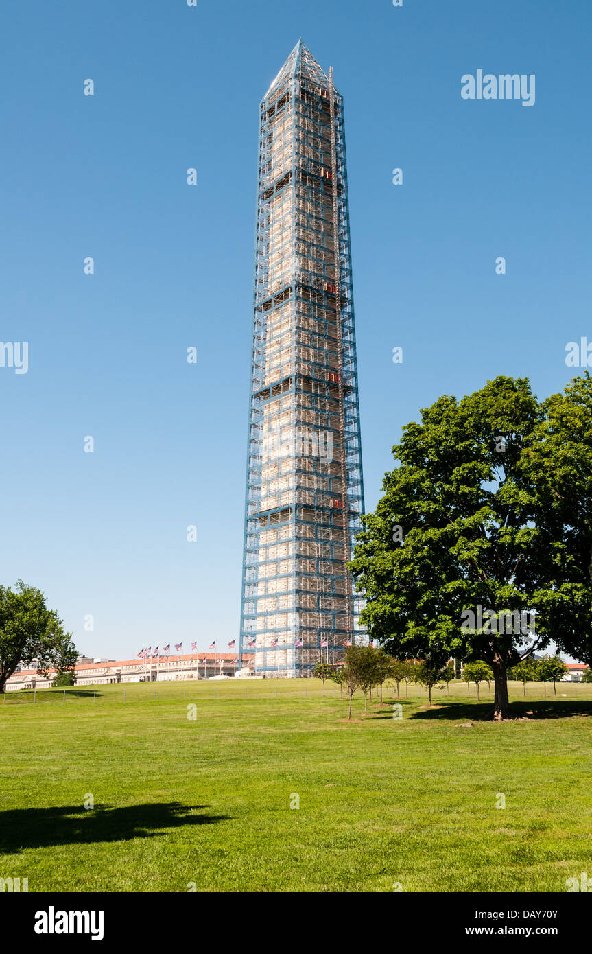 Ponteggio sul Monumento di Washington per riparare i danni del terremoto, il Mall di Washington DC Foto Stock