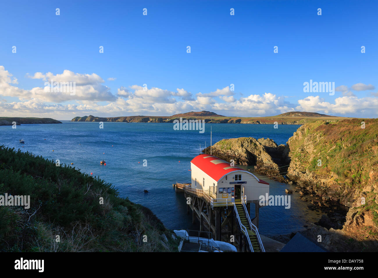 St Justinians scialuppa di salvataggio Stazione e Ramsey Island Pembrokeshire Wales Foto Stock