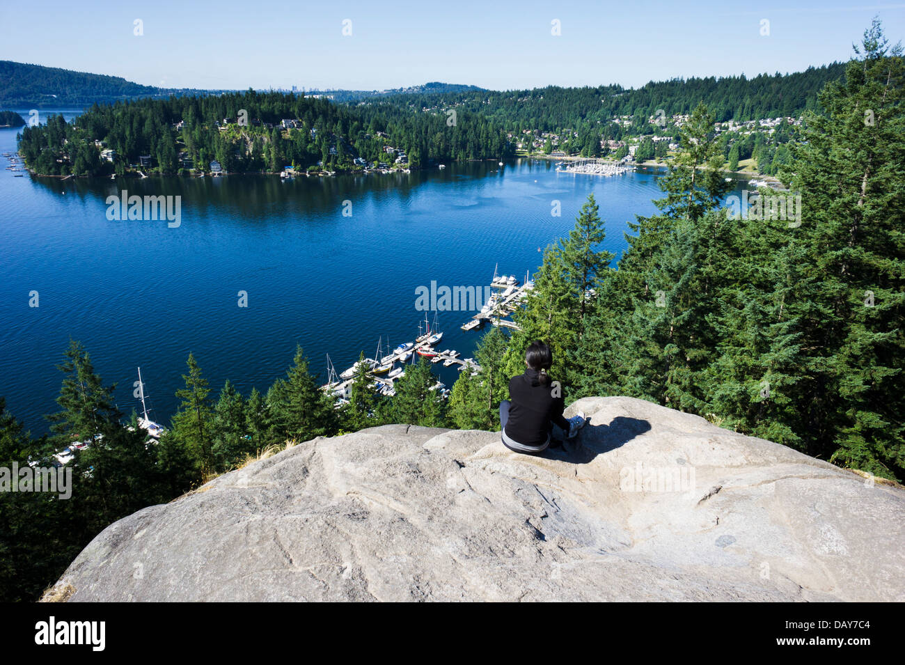 Vista sulla baia profonda dalla cava Rock. North Vancouver, British Columbia, Canada Foto Stock