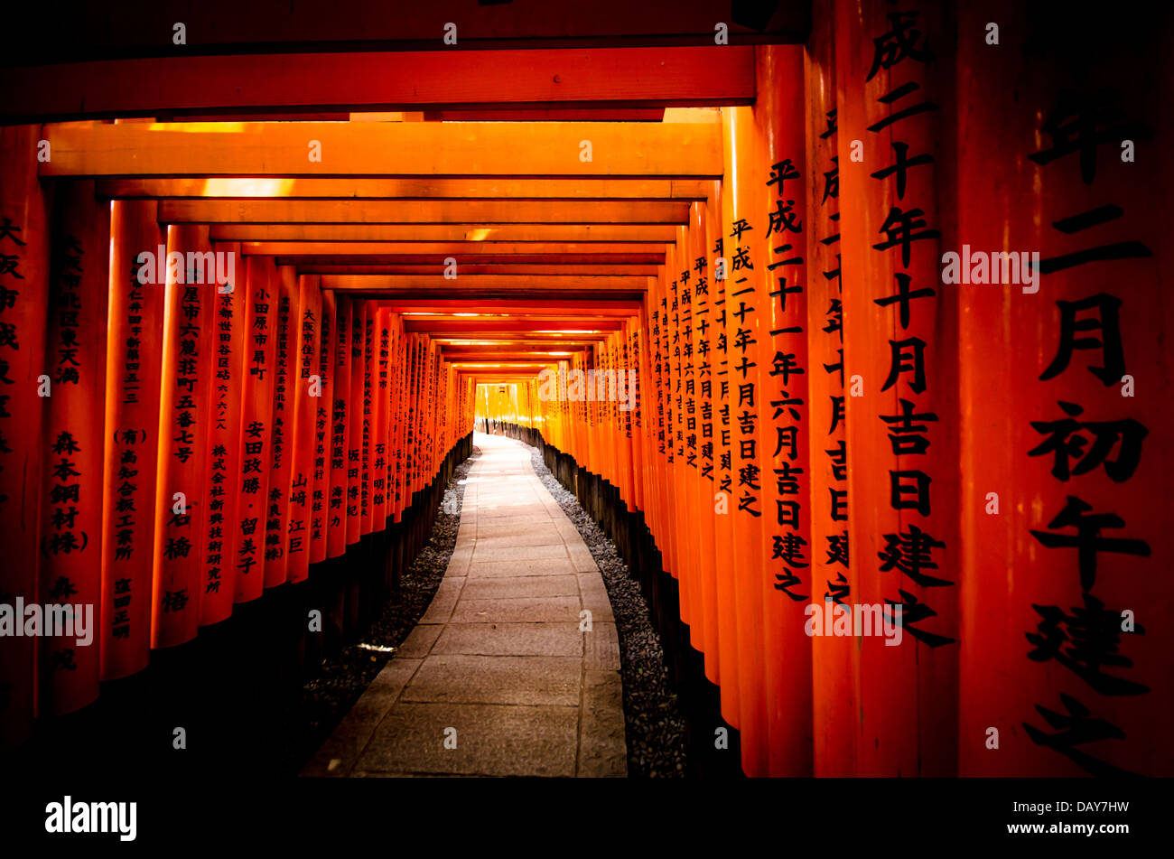 Torii gates di Fushimi Inari Santuario a Kyoto, Giappone Foto Stock