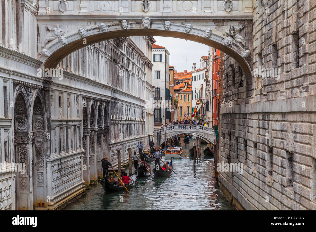 Gondole passando sotto il Ponte dei Sospiri di Venezia, Italia Foto Stock