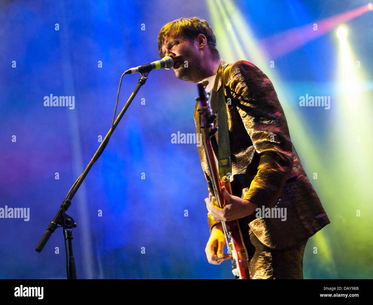 Oporto, Portogallo, xx luglio, Meo Mares Vivas - Festival di musica, Palco Meo, la band inglese Klaxons, Jamie Reynolds (basso e voce) suonare il basso. Credito: Daniel Amado/Alamy Live News Foto Stock