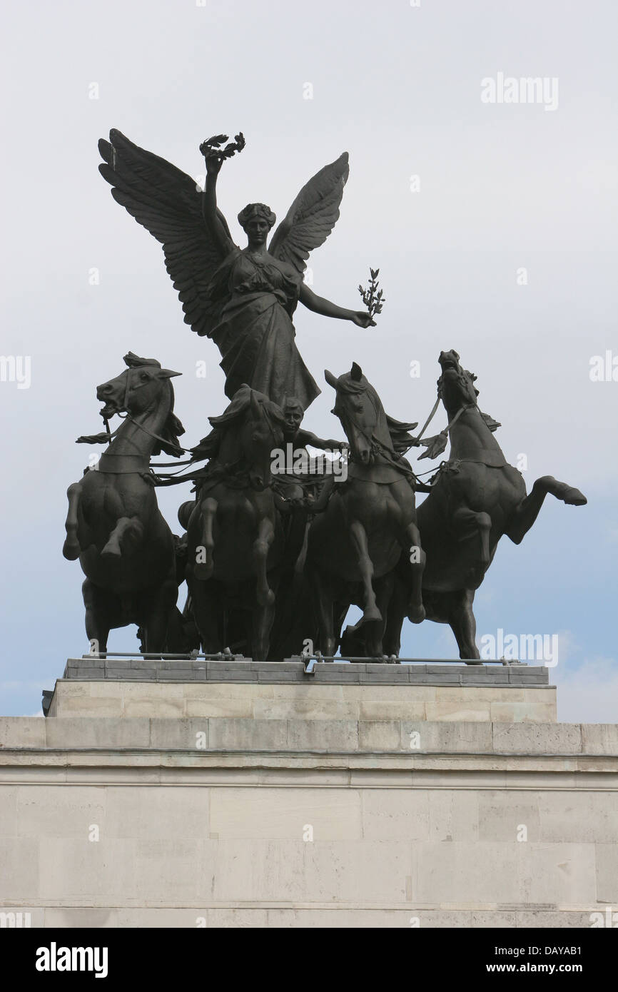 Quadringa, statua di Angelo della Pace scendendo sul carro di guerra, Wellington Arch, Hyde Park, Londra, Inghilterra Foto Stock