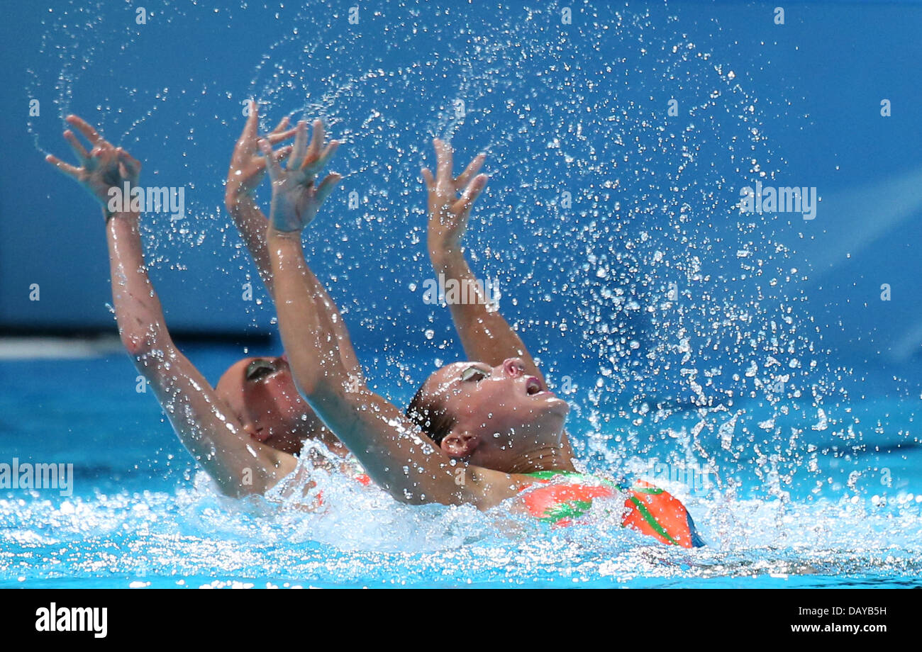Barcellona, Spagna. 21 Luglio, 2013. Wiebke Jeske (L-R) e Edith Zeppenfeld di Germania eseguire durante il duetto tecnico di nuoto sincronizzato eliminatorie del XV Campionati del Mondo di nuoto FINA a Palau Sant Jordi Arena di Barcellona, Spagna, 21 luglio 2013. Foto: Friso Gentsch/dpa /dpa/Alamy Live News Foto Stock