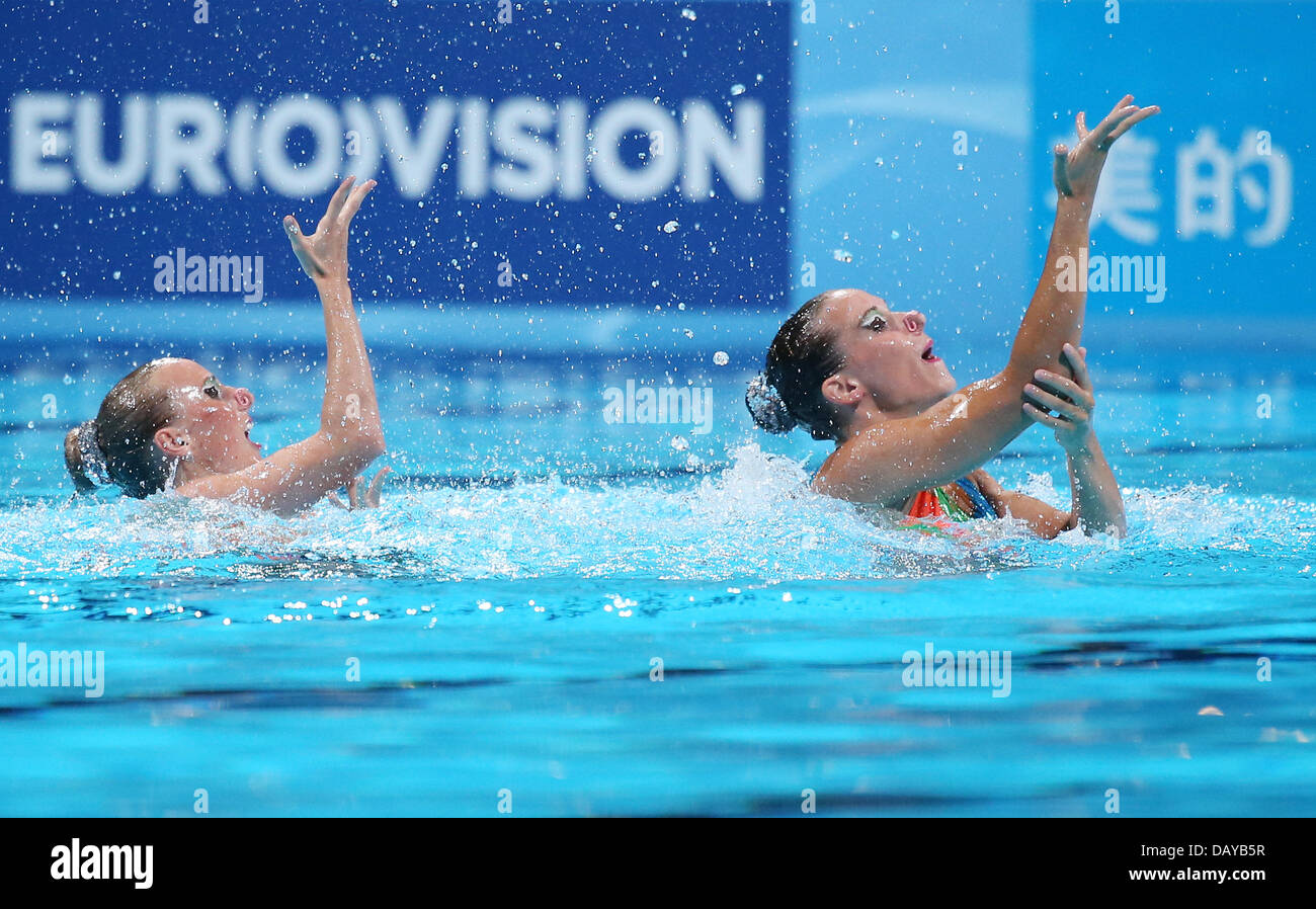 Barcellona, Spagna. 21 Luglio, 2013. Wiebke Jeske (L-R) e Edith Zeppenfeld di Germania eseguire durante il duetto tecnico di nuoto sincronizzato eliminatorie del XV Campionati del Mondo di nuoto FINA a Palau Sant Jordi Arena di Barcellona, Spagna, 21 luglio 2013. Foto: Friso Gentsch/dpa /dpa/Alamy Live News Foto Stock