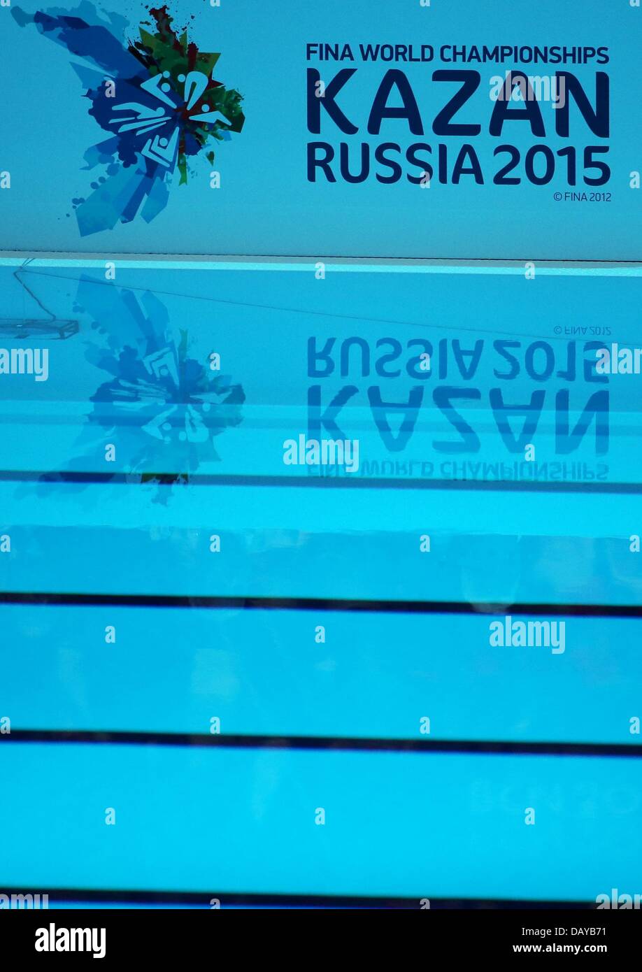 "FINA World Championchips russia kazan 2015' legge un banner durante il duetto tecnico di nuoto sincronizzato eliminatorie del XV Campionati del Mondo di nuoto FINA a Palau Sant Jordi Arena di Barcellona, Spagna, 21 luglio 2013. Foto: Friso Gentsch/dpa Foto Stock