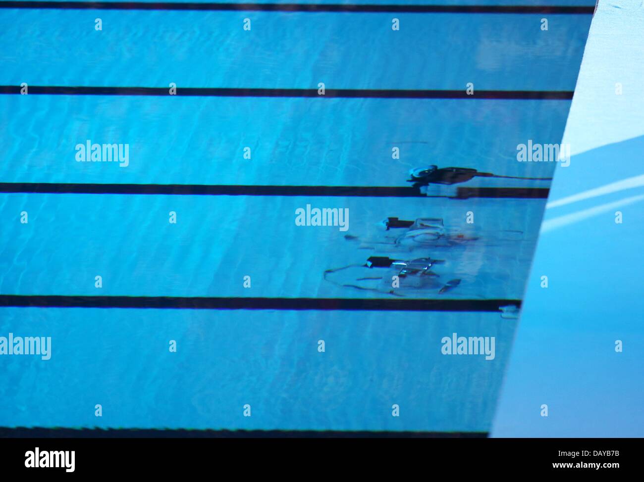 Fotocamere Subacquei sono visti durante l'assolo tecnico nuoto sincronizzato caso del XV Campionati del Mondo di nuoto FINA a Palau Sant Jordi Arena di Barcellona, Spagna, 20 luglio 2013. Foto: Friso Gentsch/dpa Foto Stock