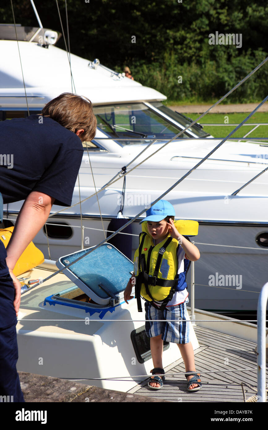 Crinan Canal, UK. Il 20 luglio, 2013. Bloccare il detentore chat per un ragazzo su uno yacht nella serratura a credito Crinan: PictureScotland/Alamy Live News Foto Stock