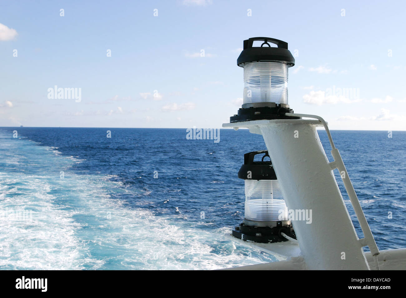 Luci di poppa della nave guardando indietro a navi wake. (Stretto di Gibilterra) Foto Stock