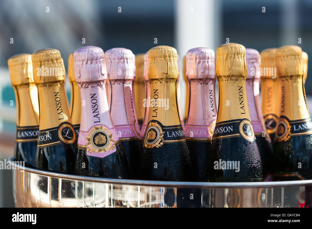 Bottiglie di champagne di raffreddamento nel secchiello del ghiaccio pronto per le celebrazioni. Cunard liner Queen Victoria uscire Southampton Regno Unito Foto Stock