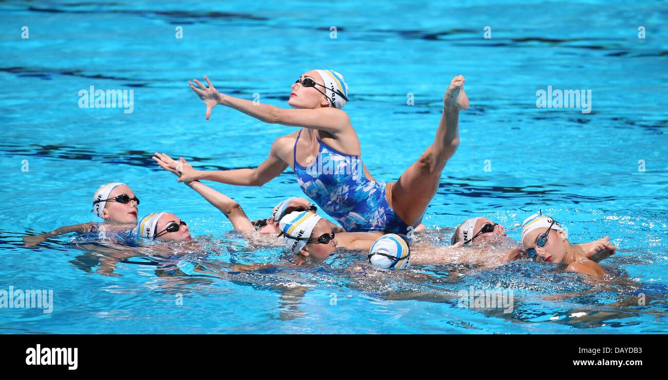 Barcellona, Spagna. 21 Luglio, 2013. Il team di Ucraina esegue durante una sessione di training per il nuoto sincronizzato eliminatorie del XV Campionati del Mondo di nuoto FINA a Palau Sant Jordi Arena di Barcellona, Spagna, 21 luglio 2013. Foto: Friso Gentsch/dpa/Alamy Live News Foto Stock