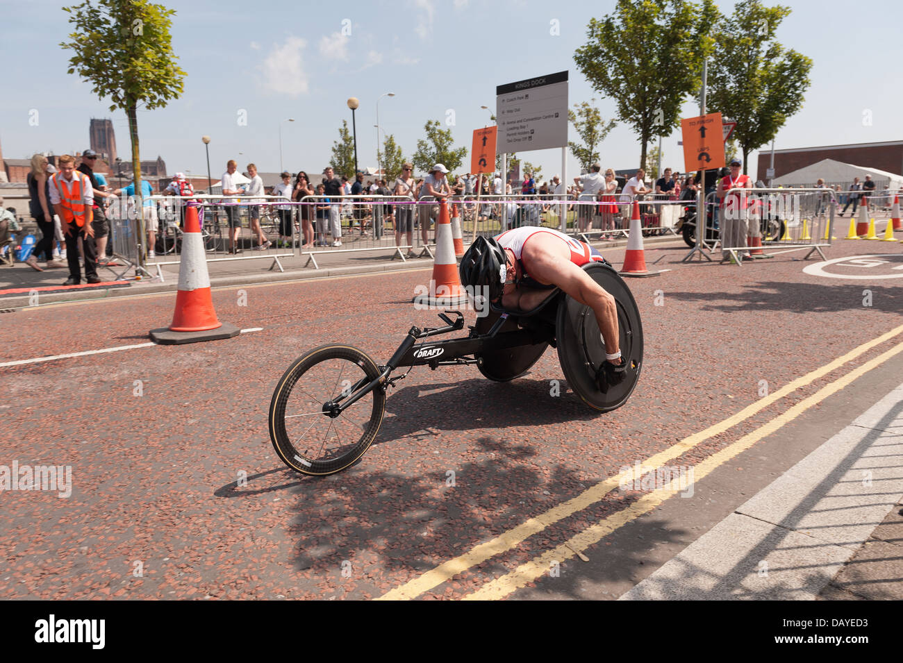 Para triathlon tri-1 serie nazionale in Liverpool docks gara vincitore Phil Hogg Joseph Townsend secondo super fit atleti maschio Foto Stock