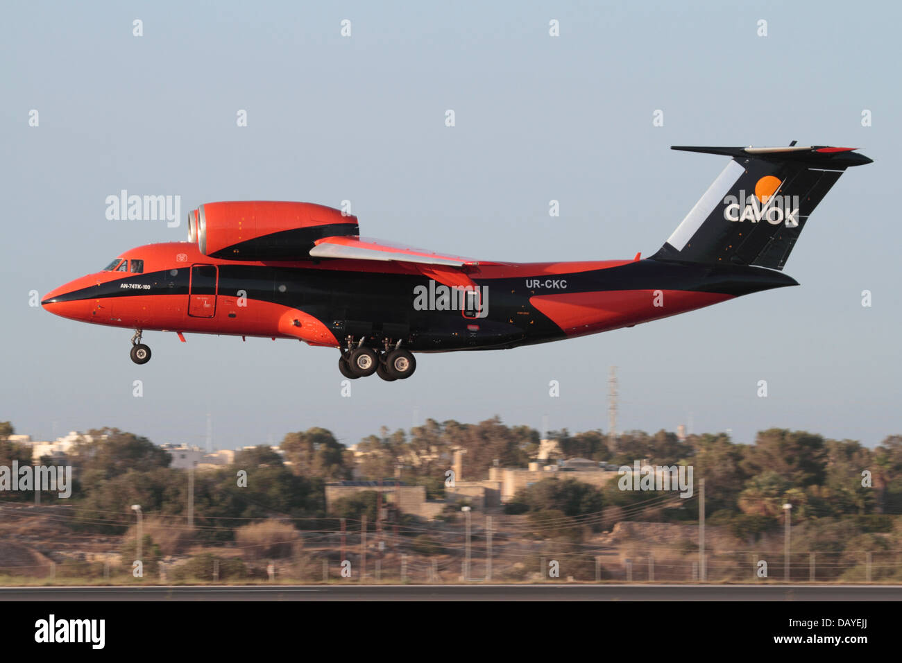 Trasporto aereo di merci. Cavok Air Antonov un-74 cargo aereo in atterraggio a Malta Foto Stock