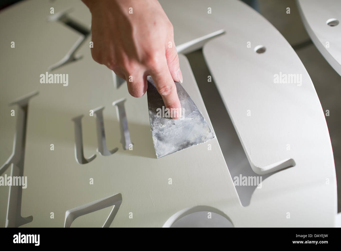 Un lavoratore è stato riparazione dei materiali decorativi Foto Stock