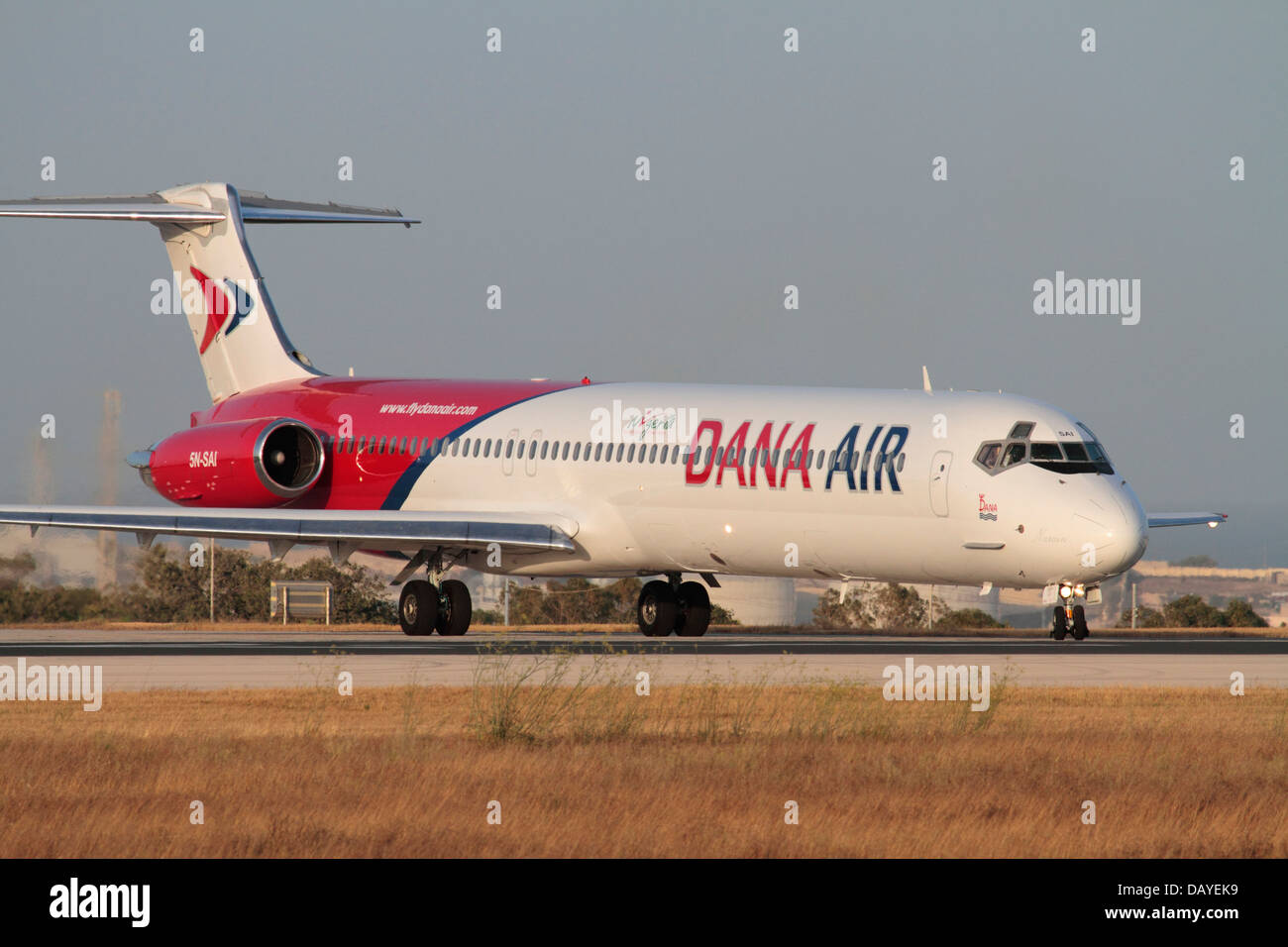 McDonnell Douglas MD-83 operati da Dana Aria della Nigeria entrando in pista per il decollo da Malta Foto Stock