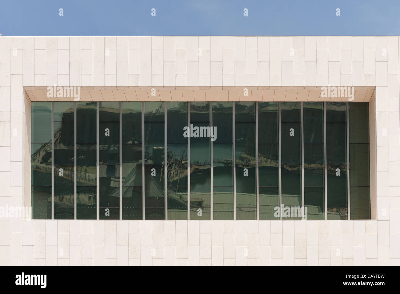 Museo di Liverpool Albert Dock Liverpool con il porto di edificio scheda riflessa nella finestra Foto Stock