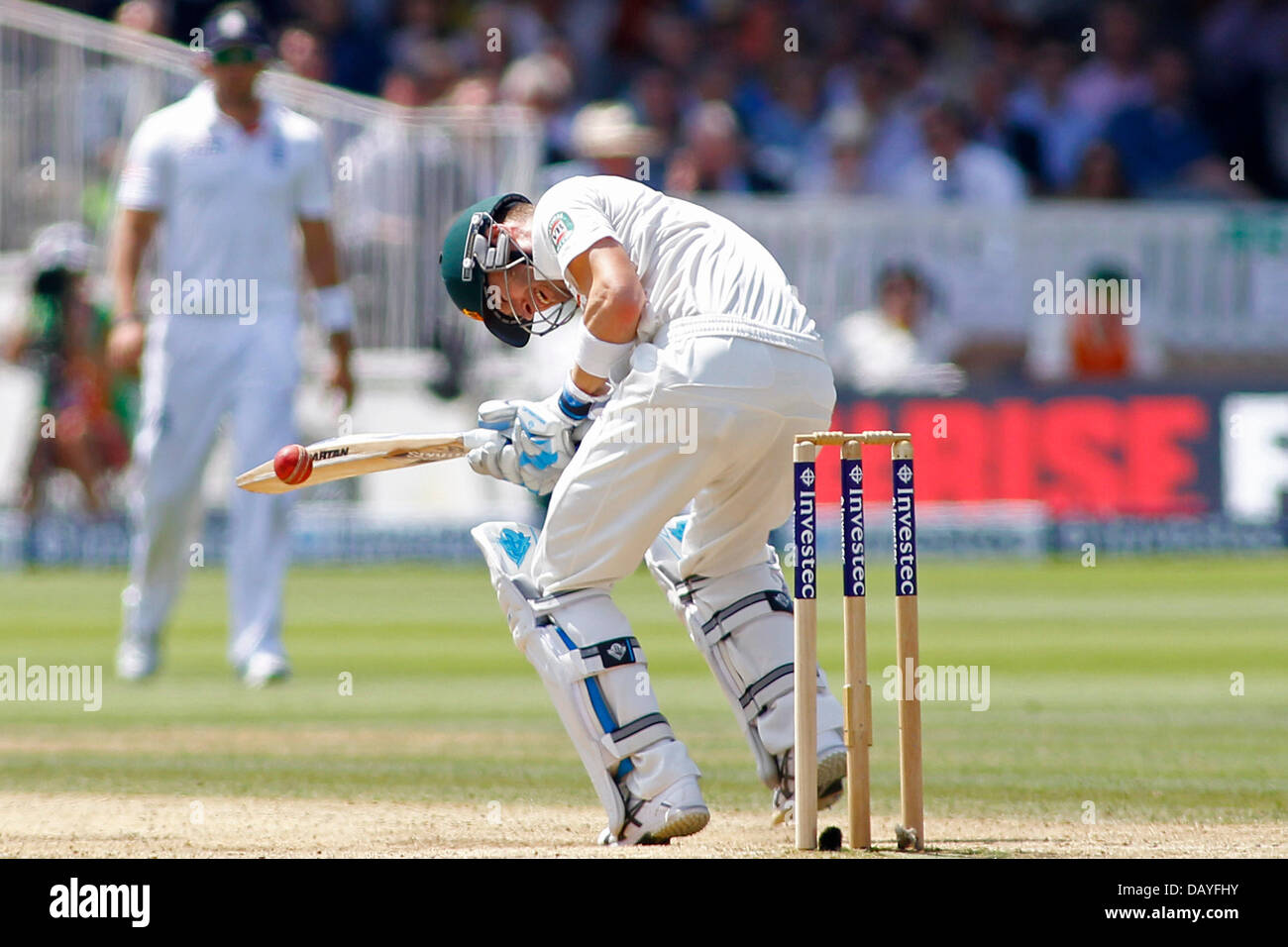 Londra, Regno Unito. 21 Luglio, 2013. Michael Clarke viene colpito sul petto dal bowling di Stuart ampia durante il giorno quattro delle ceneri Investec secondo test match, al Lords Cricket Ground sulla luglio 21, 2013 a Londra, Inghilterra. Credito: Mitchell Gunn/ESPA/Alamy Live News Foto Stock