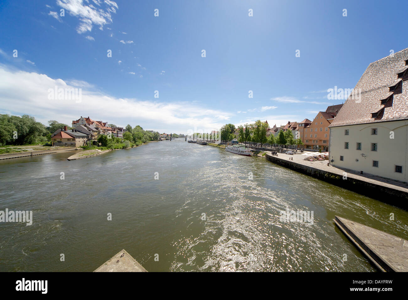 Vista sul Danubio e la città di Regensburg in una giornata di sole Foto Stock