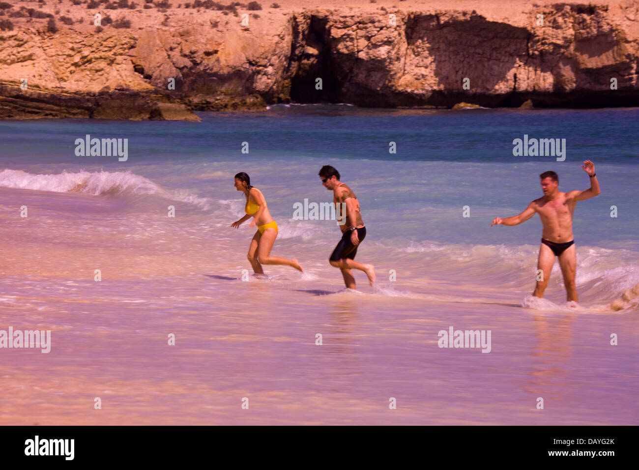 Alette idilliaca spiaggia è situato appena al di fuori della nuova strada Qurayat-Sur (una strada a doppia carreggiata) nei pressi del villaggio di Tiwi, Oman Foto Stock