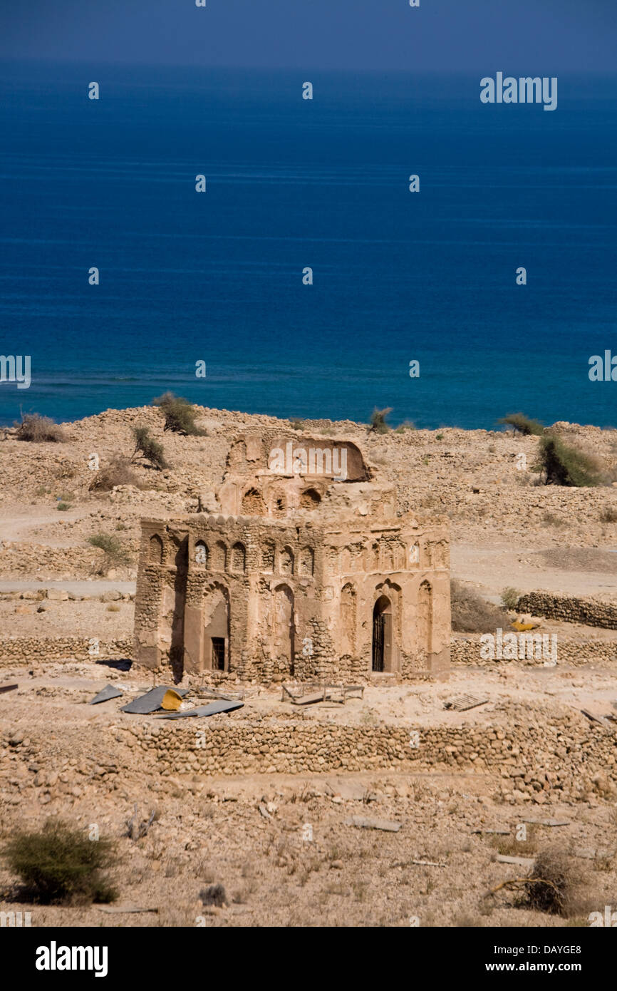 La Tomba di Bibi Miriam, un santo Musulmano, può essere visto dal nuovo Qurayat-Sur autostrada, Vicino Qalhat, Oman. Foto Stock