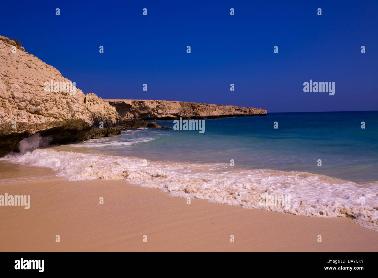 Le pinne Beach, vicino al villaggio di Tiwi, Oman. Foto Stock