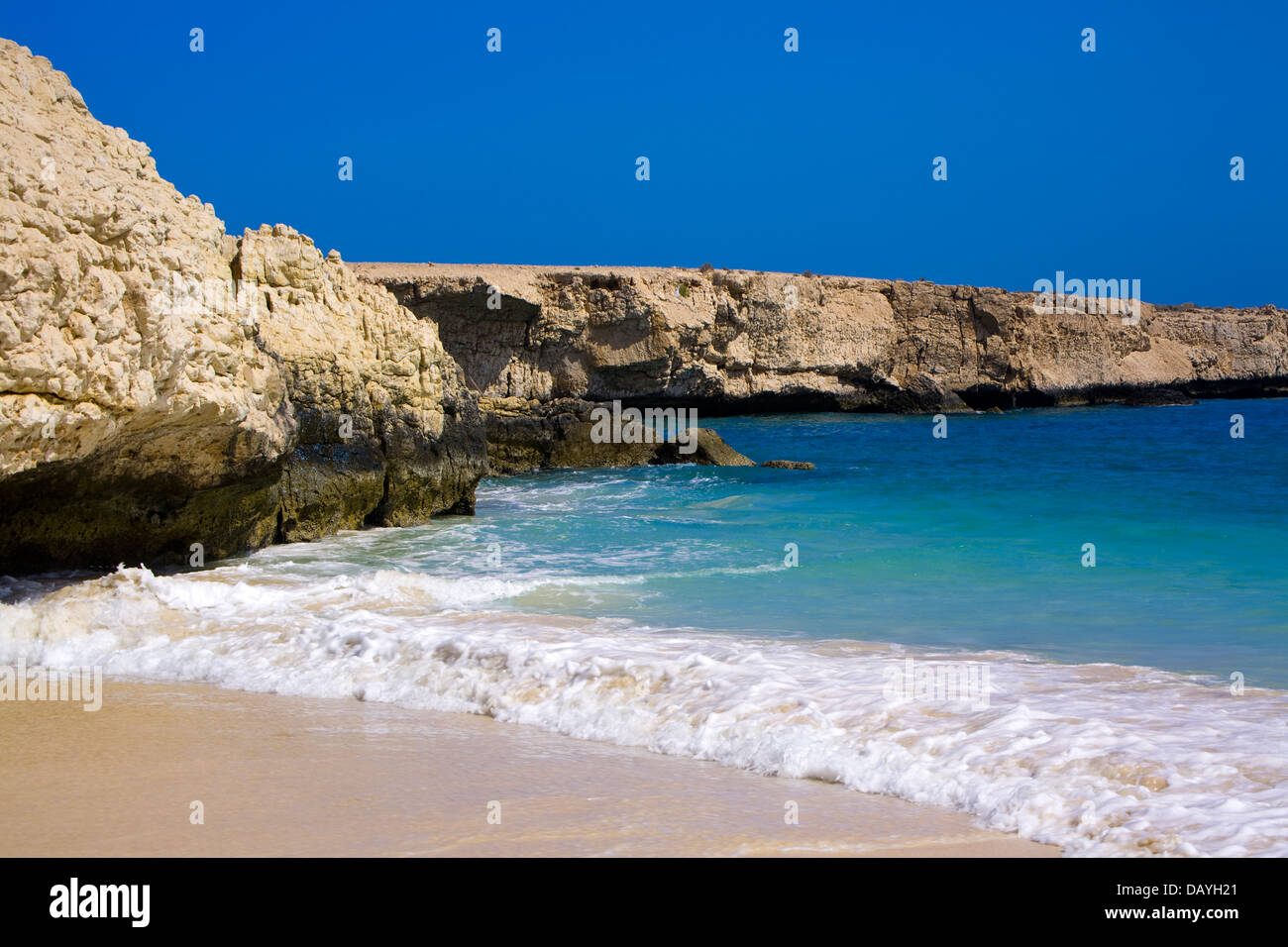 Alette idilliaca spiaggia è situato appena al di fuori della nuova strada Qurayat-Sur (una strada a doppia carreggiata) nei pressi del villaggio di Tiwi, Oman Foto Stock