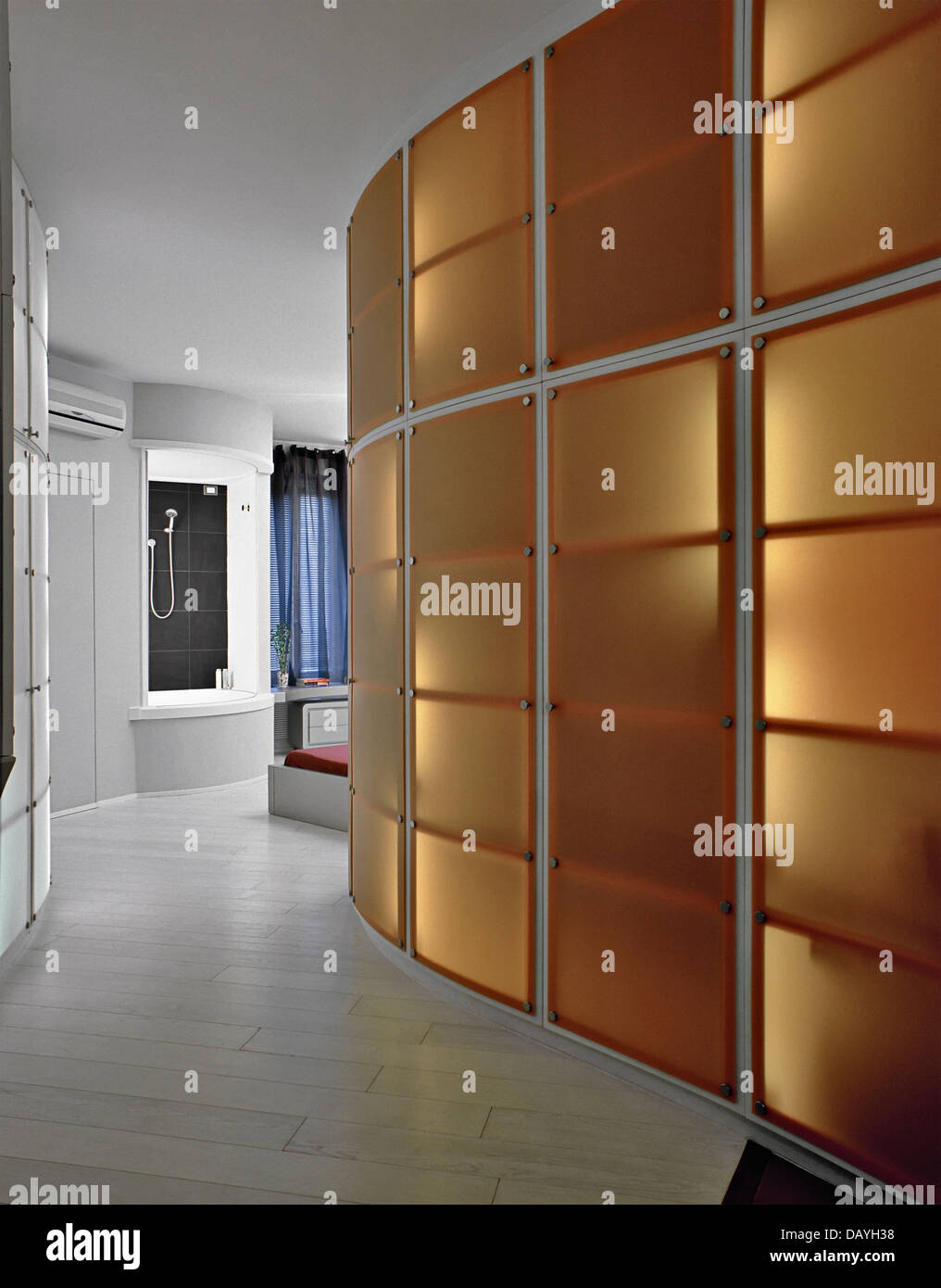 Corridoio moderno con armadio in camera da letto che si affaccia sulla vasca rotonda Foto Stock