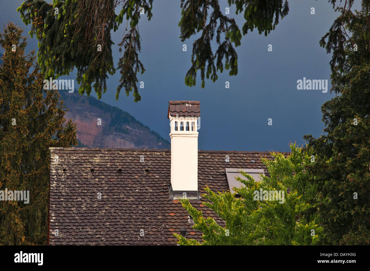 Chiarimento, il tetto del paese edificio nel giorno di pioggia, Weggis ,Svizzera, Europa Foto Stock