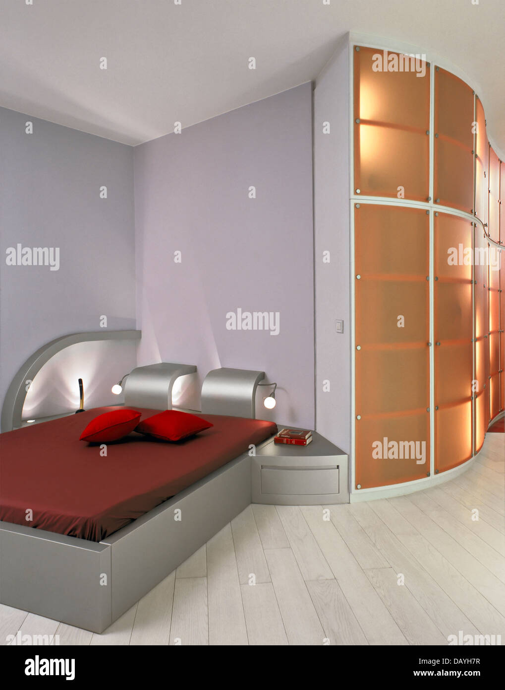 Camera moderna con orange armadio di vetro e pavimento in legno Foto Stock