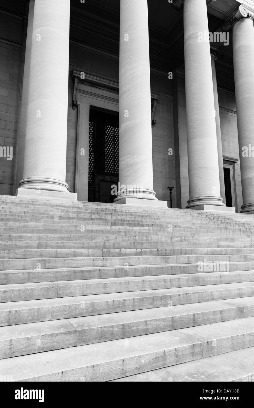 I pilastri e le scale di un tribunale Foto Stock