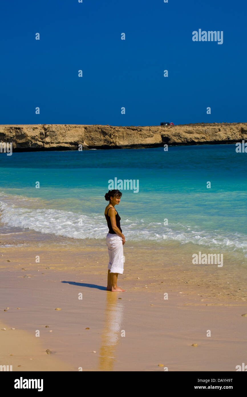 Alette idilliaca spiaggia è situato appena al di fuori della nuova strada Qurayat-Sur (una strada a doppia carreggiata) nei pressi del villaggio di Tiwi, Oman Foto Stock