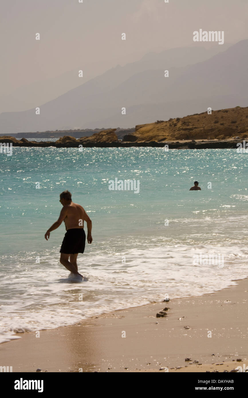 Alette idilliaca spiaggia è situato appena al di fuori della nuova strada Qurayat-Sur (una strada a doppia carreggiata) nei pressi del villaggio di Tiwi, Oman Foto Stock