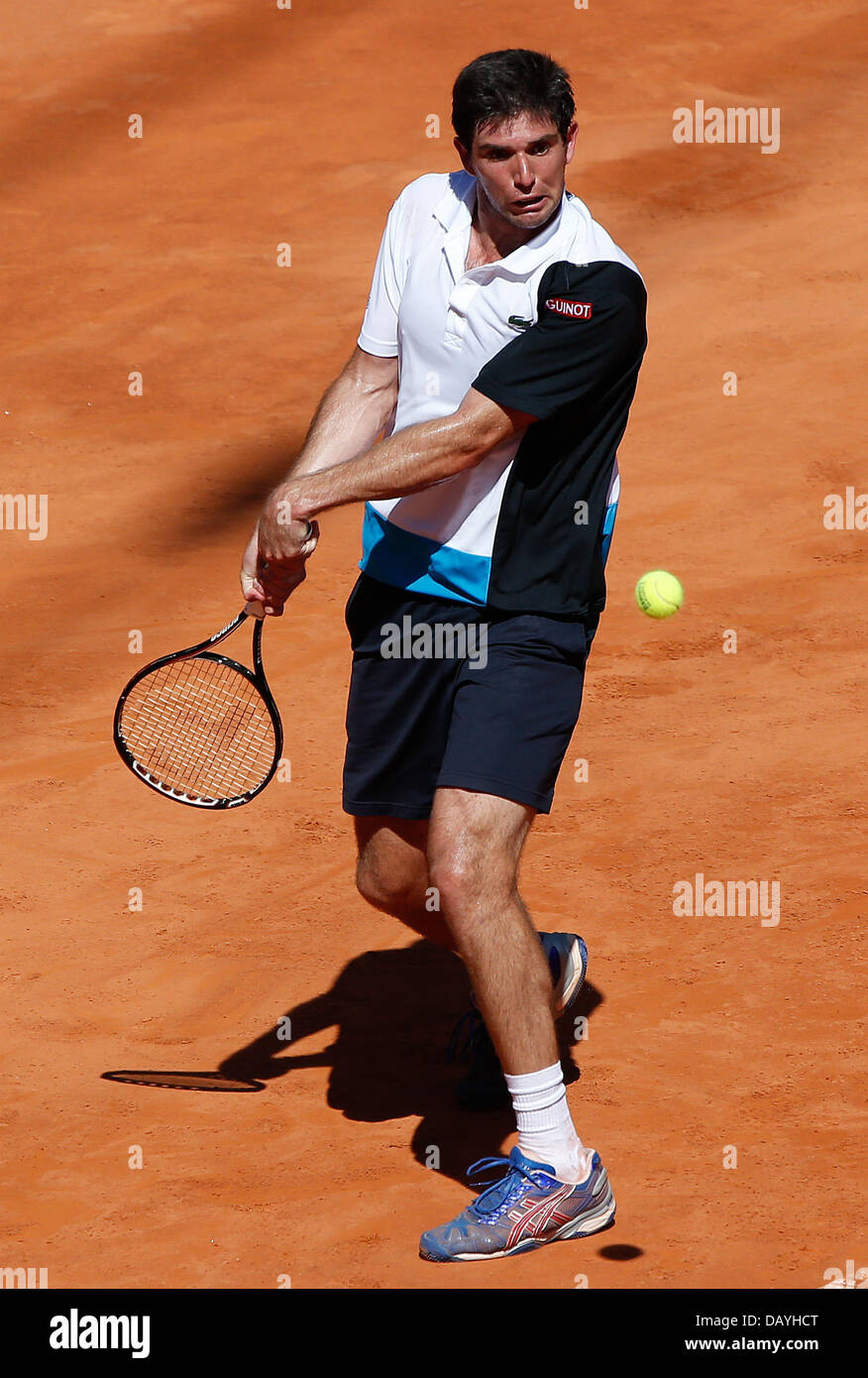 Argentina di giocatore di tennis Federico Delbonis gioca la palla durante una partita contro Fognini dall Italia al Torneo ATP di Amburgo, Germania, 21 luglio 2013. Foto: Axel HEIMKEN Foto Stock
