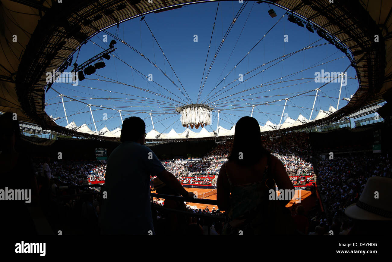 Il sole splende in sold-out centre court durante la finale tra Fabio Fognini da Italia e Federico Delbonis grom Argentina al Torneo ATP di Amburgo, Germania, 21 luglio 2013. Foto: Axel HEIMKEN Foto Stock