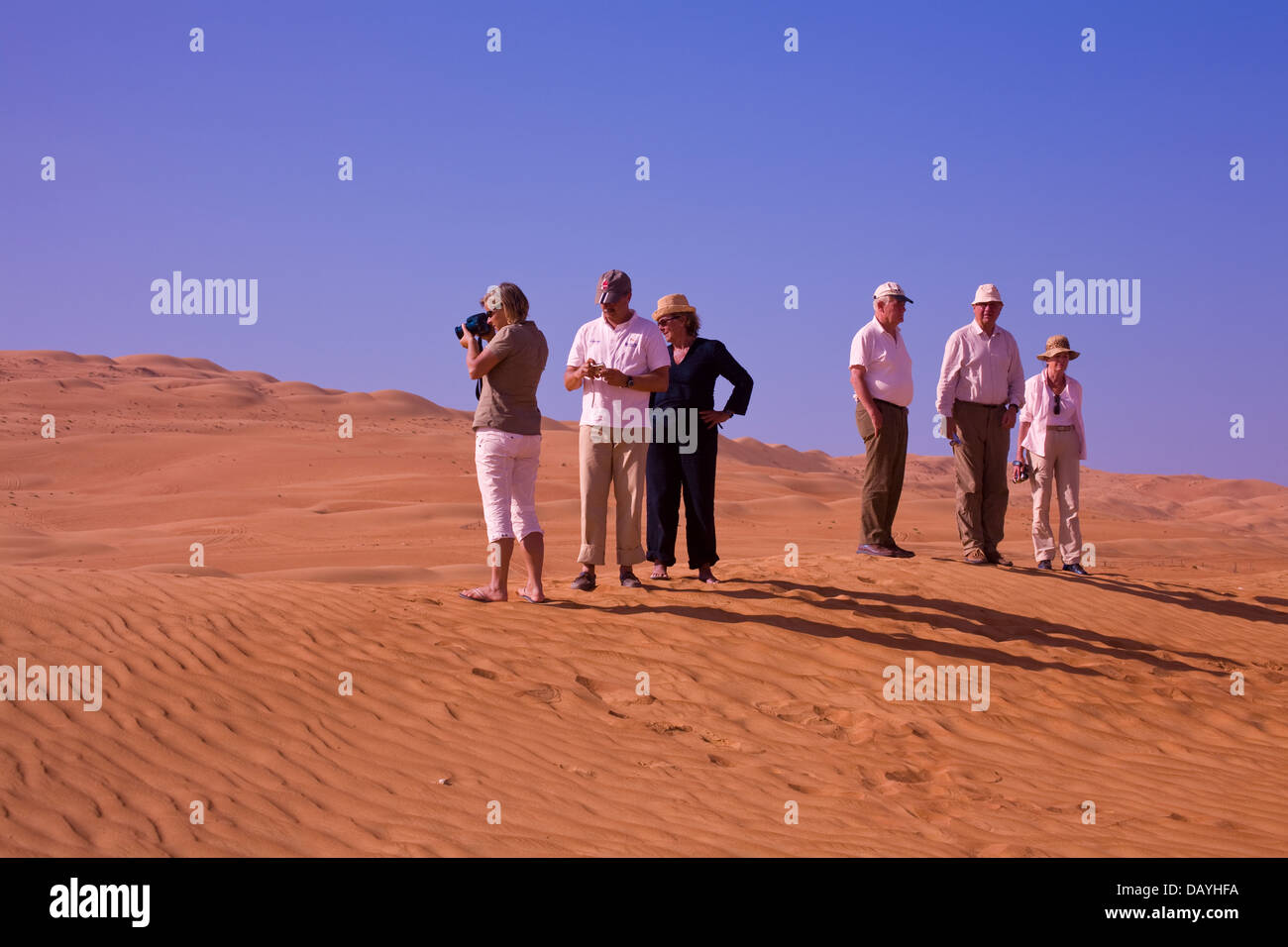 I turisti, Sharqiya (fomerly) Wahiba Sands, tra Muscat e Sur, Oman Foto Stock