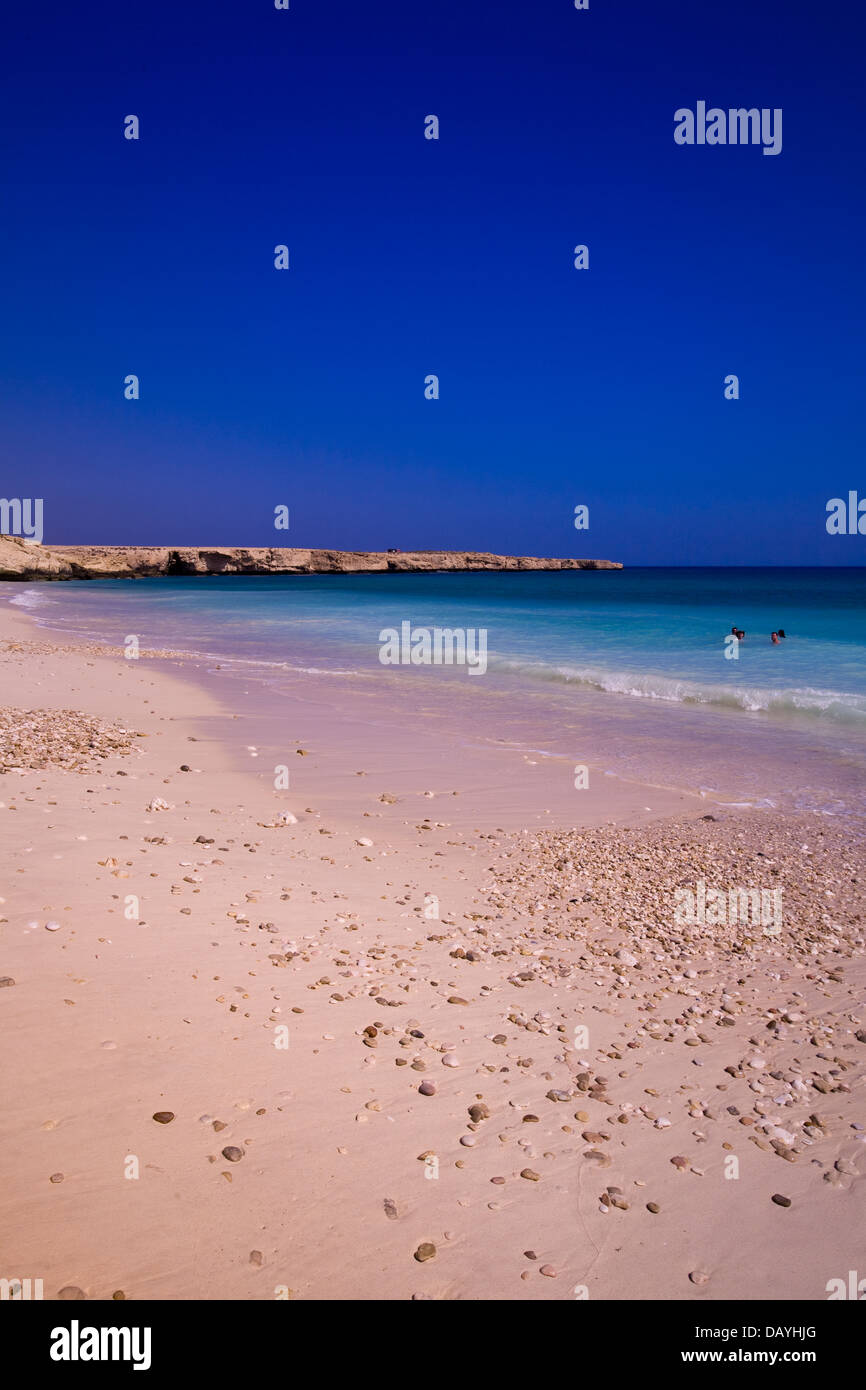 Le pinne Beach, vicino al villaggio di Tiwi, Oman. Foto Stock