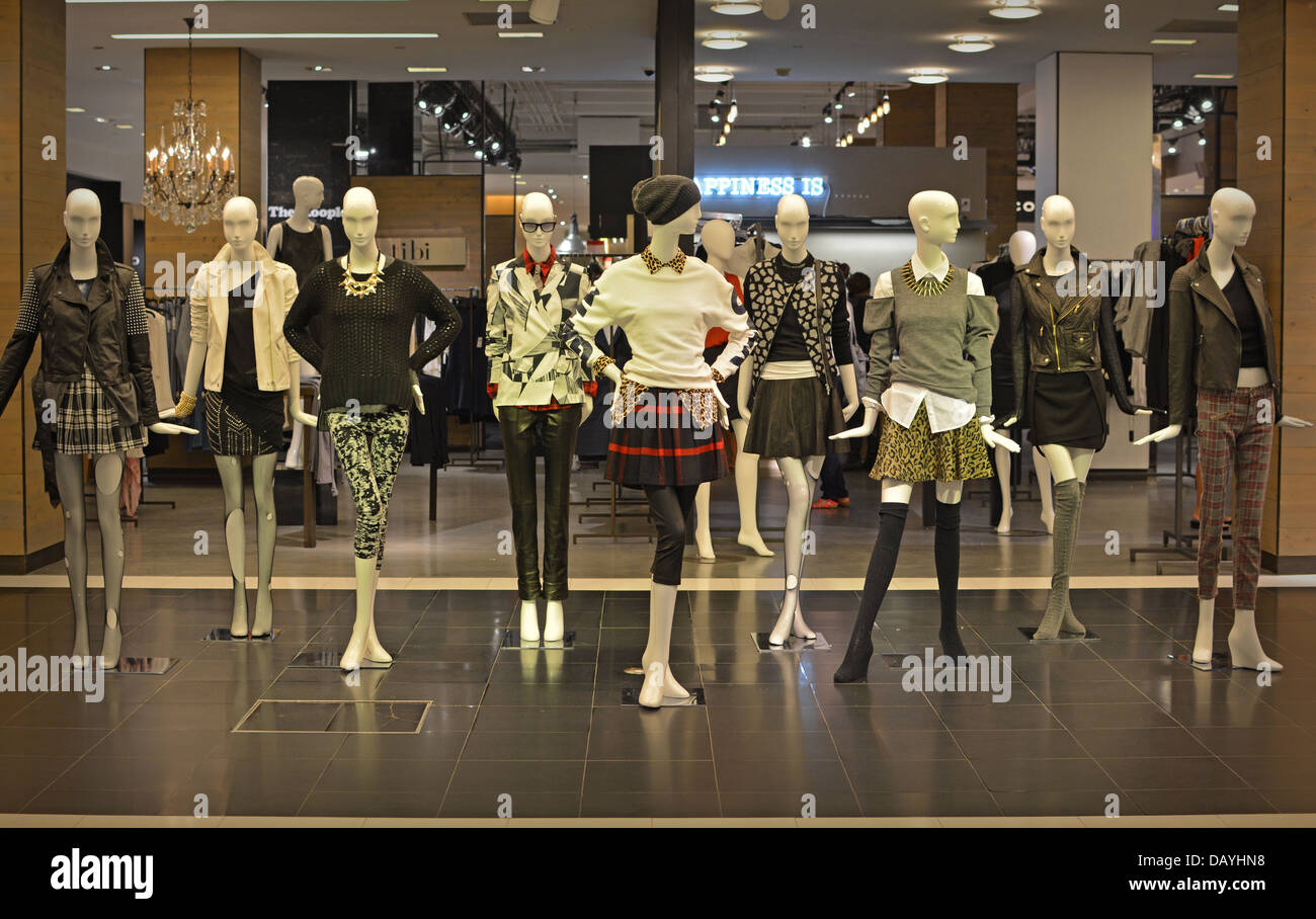 Manichini in abbigliamento donna dipartimento a Bloomingdales department store in Manhattan, New York City Foto Stock