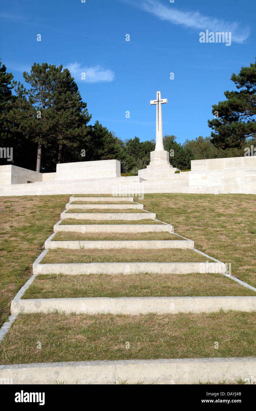 Visualizzare fino passi verso la croce di sacrificio nell'Étaples cimitero militare (CWGC), Etaples, Pas de Calais, Francia. Foto Stock