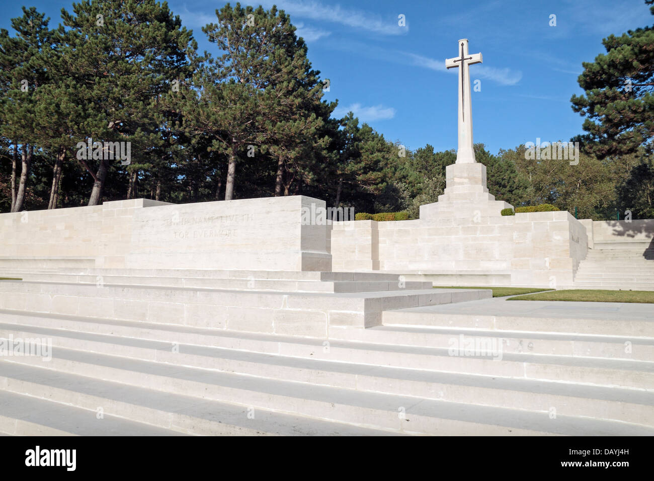 Croce di sacrificio contro un cielo blu nell'Étaples cimitero militare (CWGC), Etaples, Pas de Calais, Francia. Foto Stock