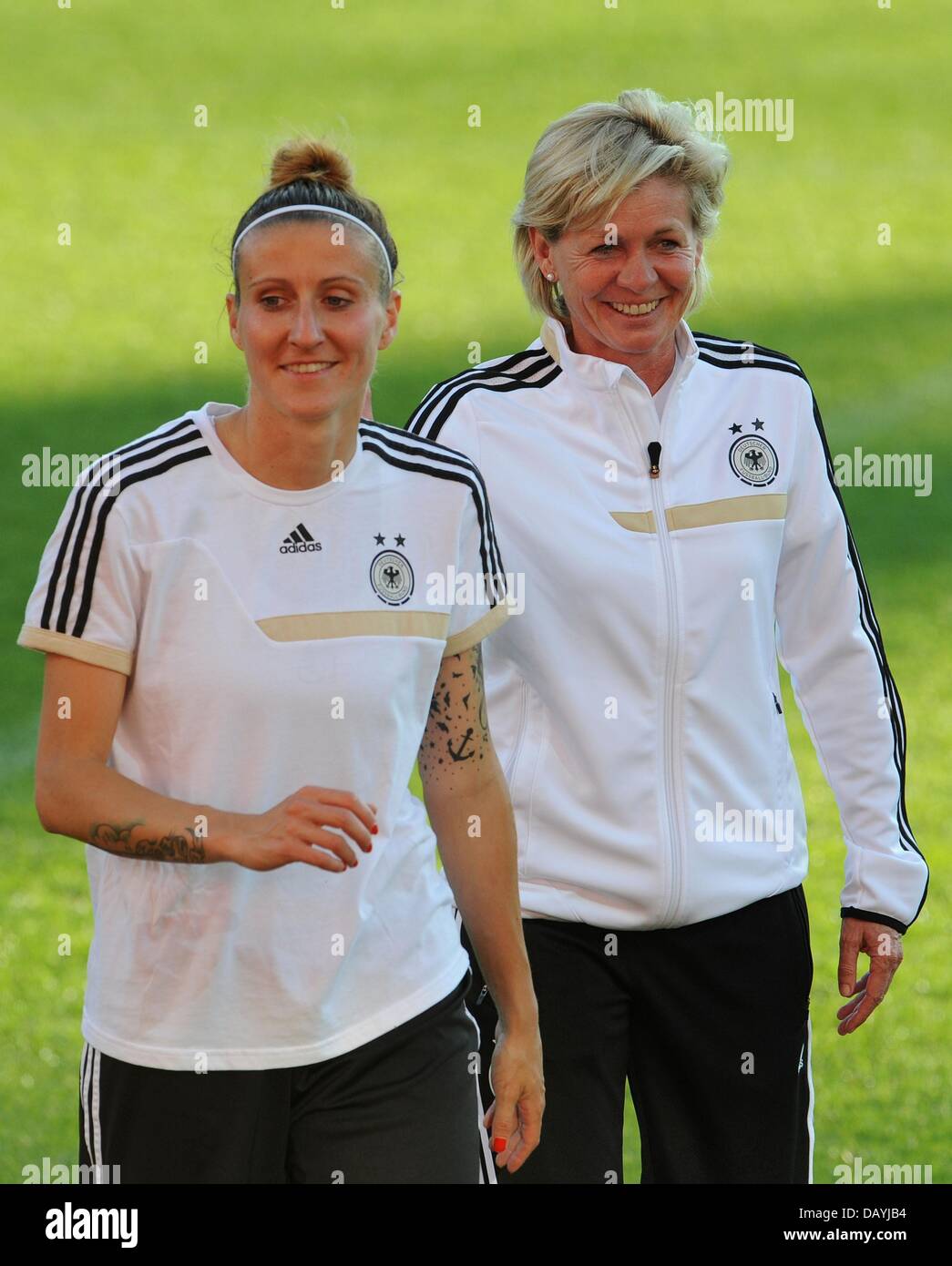 Allenatore del Tedesco donne nazionale della squadra di calcio, Silvia Neid (R), parla con il suo player Anja Mittag durante l'ultima sessione di prove del team in Vaexjoe, Svezia, 20 luglio 2013. Si prepara per le donne di calcio del campionato europeo. Foto: Carmen Jaspersen Foto Stock