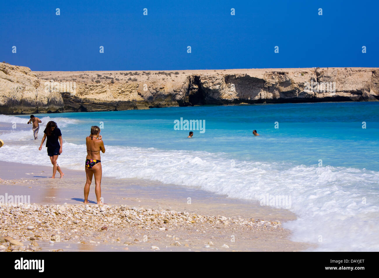 Alette idilliaca spiaggia è situato appena al di fuori della nuova strada Qurayat-Sur (una strada a doppia carreggiata) nei pressi del villaggio di Tiwi, Oman Foto Stock