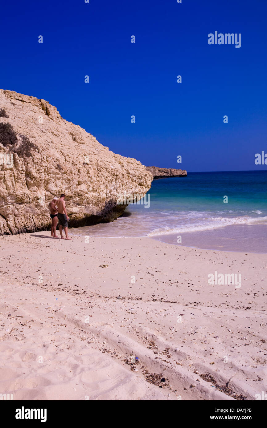 Le pinne Beach, vicino al villaggio di Tiwi, Oman. Foto Stock