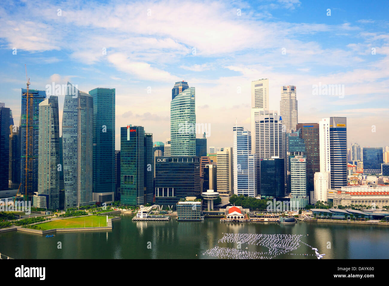 Vista aerea di Singapore il distretto centrale degli affari con elevato aumento edifici per uffici e Marina Bay acque in primo piano. Foto Stock