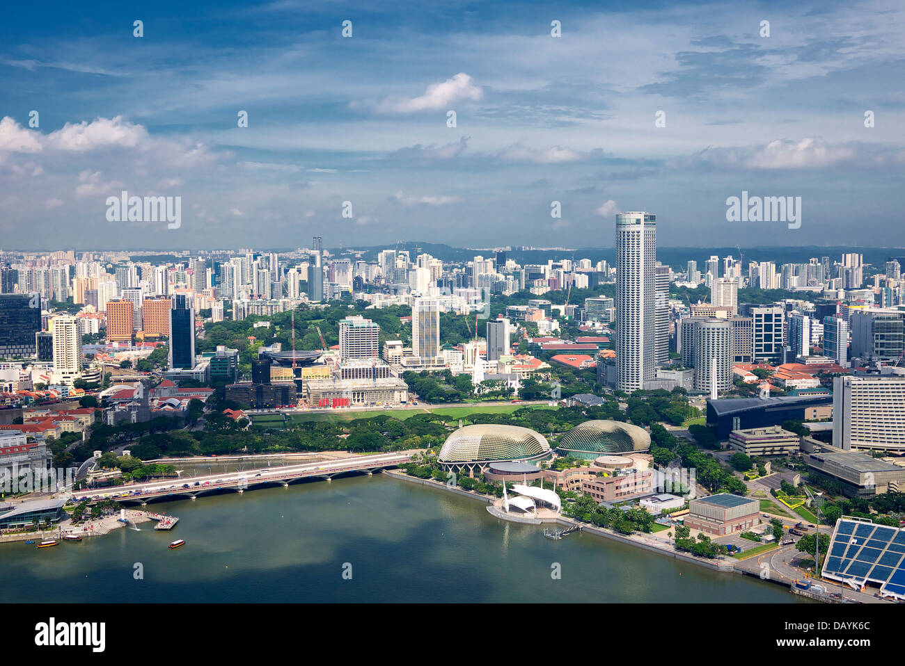 Vista aerea di Singapore il distretto centrale degli affari con elevato aumento edifici per uffici e Marina Bay acque in primo piano Foto Stock